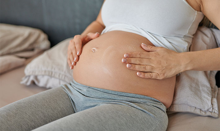 Hogyan ápoljuk a bőrt, és hogyan előzzük meg a terhességi csíkok kialakulását?