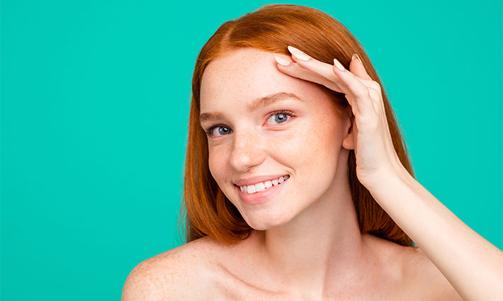 Akné a fejbőrön és a halántékon – Kiváltó okok és megfelelő ápolás