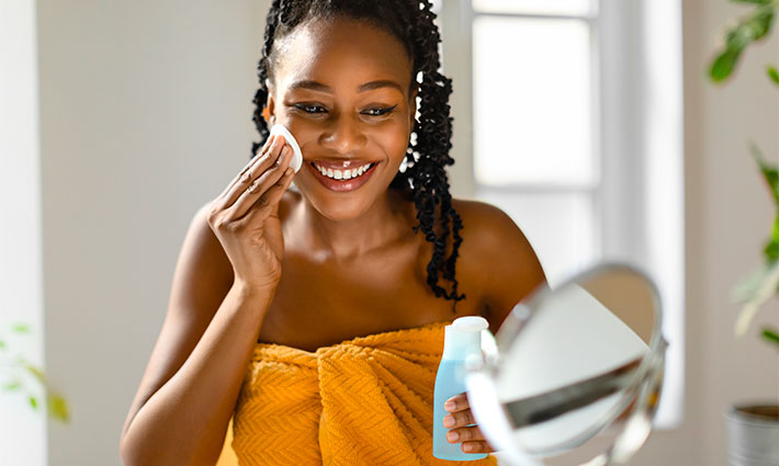 A micellás víz megfelelő használata a ragyogó arcbőrért